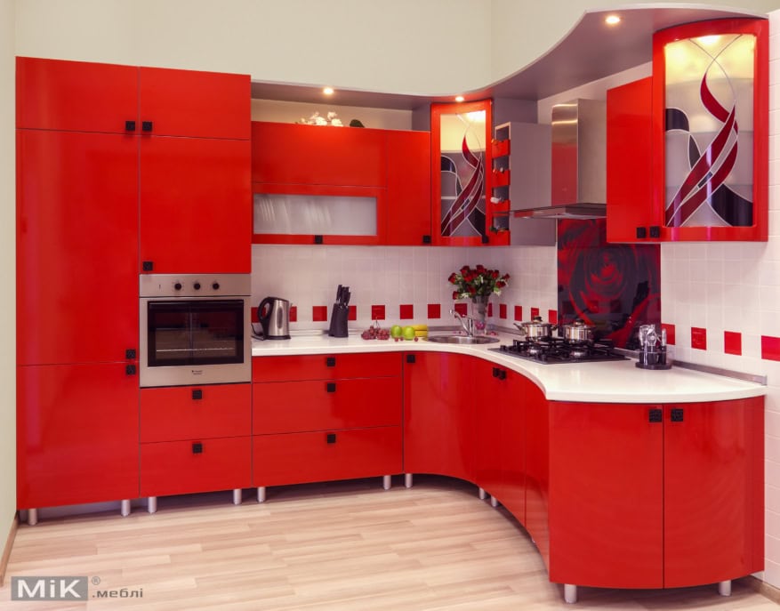 Красная гнутая кухня с витражами в салоне Мик Мебель Красная гнутая кухня на заказ с витражами в салоне Мик Мебель Киев