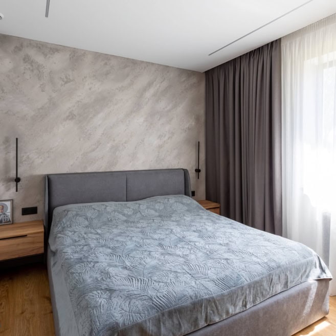 Кровать с прикроватными подвесными тумбами в интерьере загородного дома