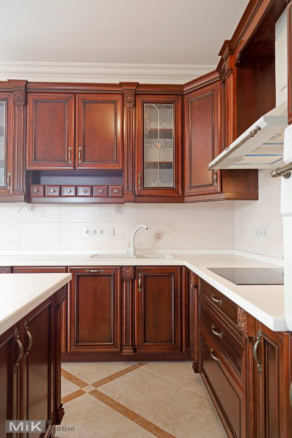 Кухня классическая в итальянском стиле Кухня классическая коричневая в итальянском стиле