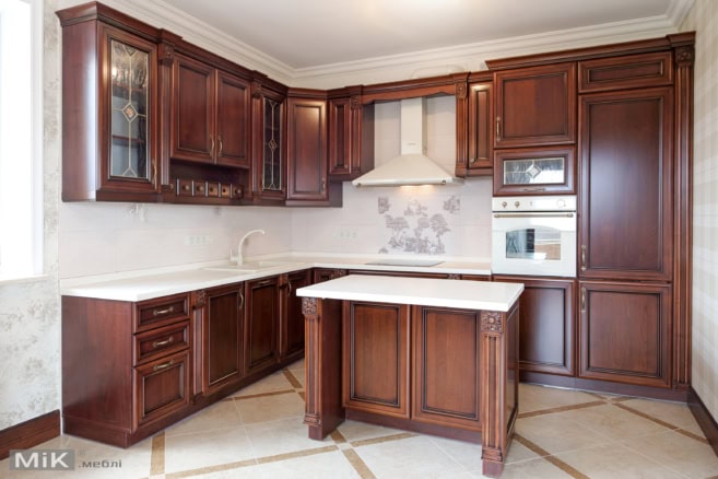 Кухня классика с островом Кухня классика с островом и столешницей из искусственного камня