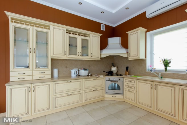 Кухня с белыми фасадами косичка Кухня с белыми фасадами косичка из натурального дерева