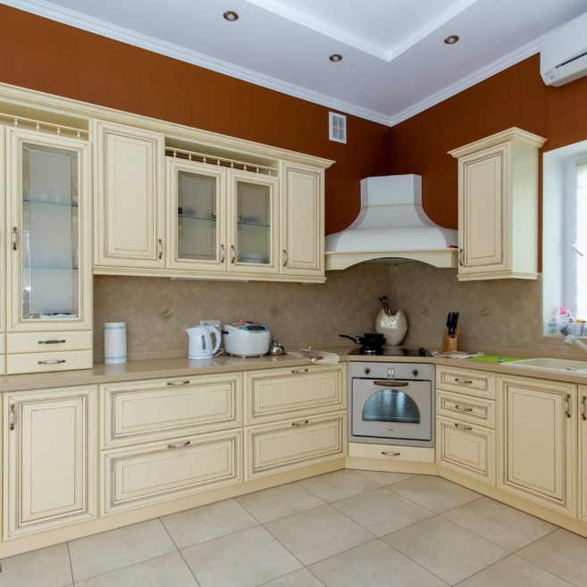 Кухня с белыми фасадами косичка Кухня с белыми фасадами косичка