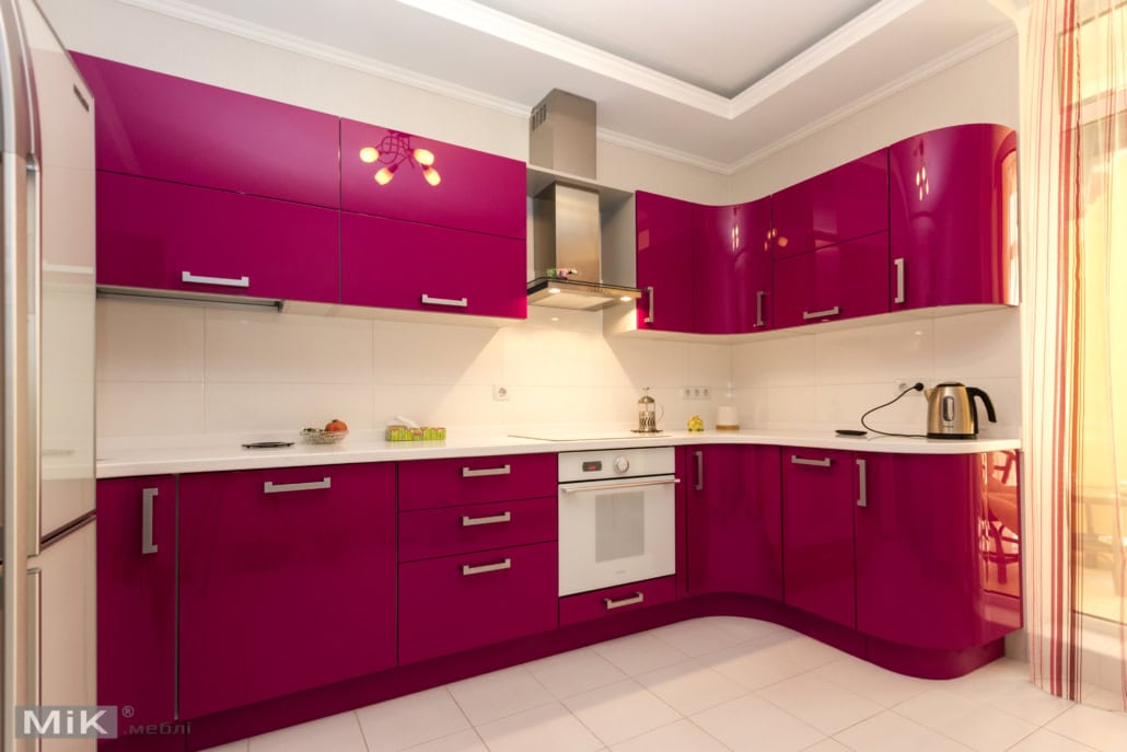 Кухня с гнутыми МДФ фасадами Кухня с гнутыми МДФ фасадами бордо глянец
