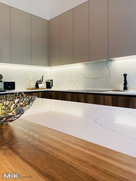 Кухня с мраморной панелью