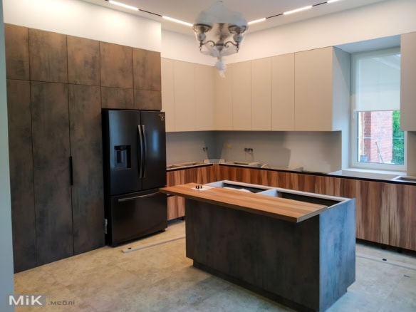 Кухня в процессе установки мебели Кухня с островом в процессе установки мебели