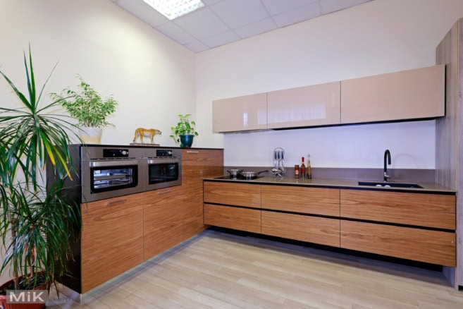 Кухня с шпонированными МДФ фасадами в салоне Мик Мебель