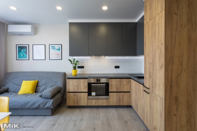 Кухонная студия с диваном и желтой подушкой