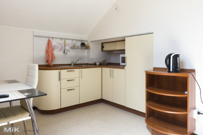 Маленькая кухня в мансардной надстройке гостевого дома Маленькая кухня в мансардной надстройке гостевого дома