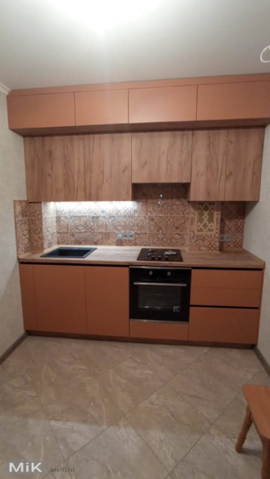 Маленька теракотова кухня під стелю