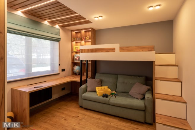 Мебель для детской комнаты на заказ Уютная детская комната с двухуровневой кроватью и рабочим столом от Мик Мебель