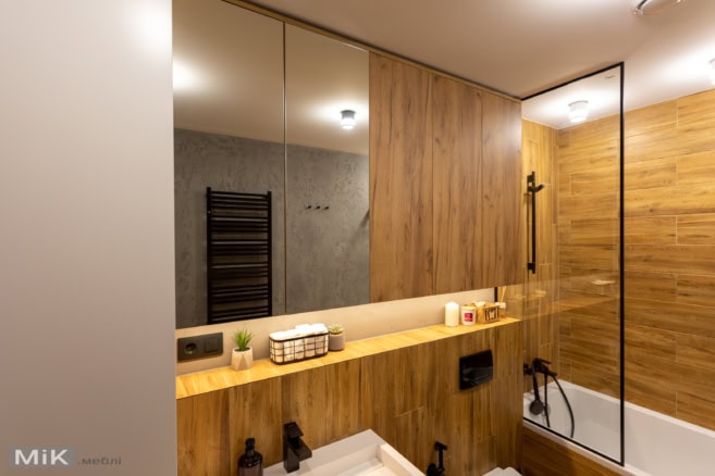 Вбудовані шафи і дзеркало з підсвічуванням у ванній кімнаті, виконані Мік Меблі