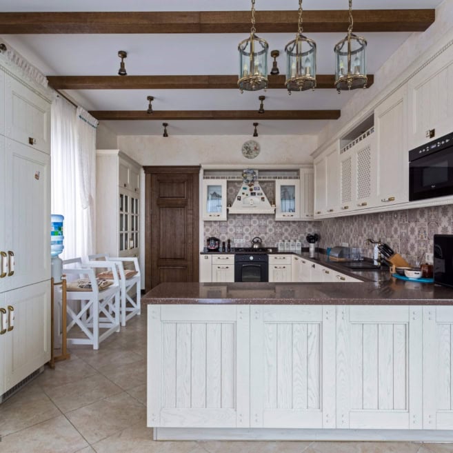 Огромная классическая кухня Огромная классическая кухня