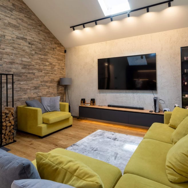 Просторная гостиная в современном стиле с подвесным пеналом и минималистичной мебелью