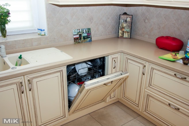 Посудомойка в светлой классической кухне Посудомойка в светлой классической кухне