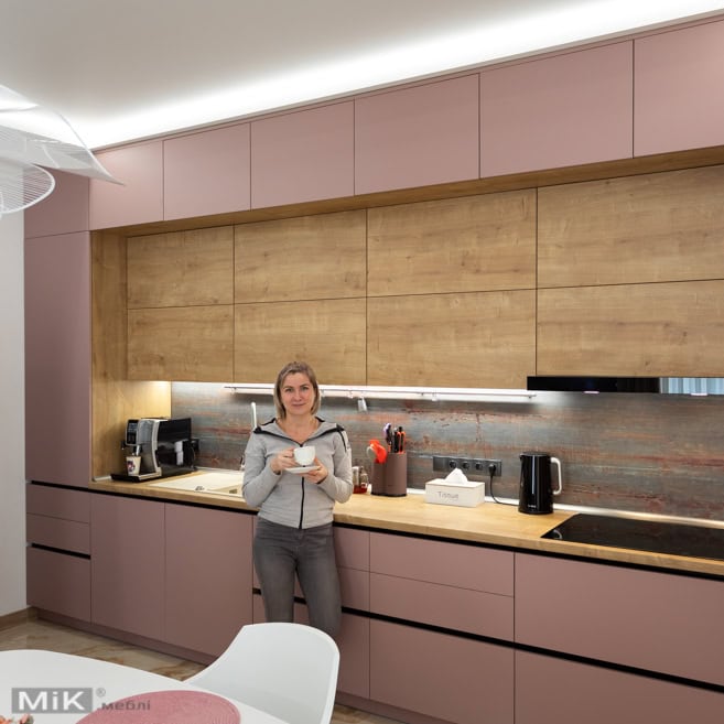 Дівчинка на рожевій кухні 