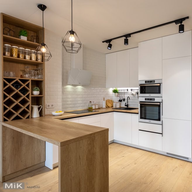 Інтер'єр із білою кухнею