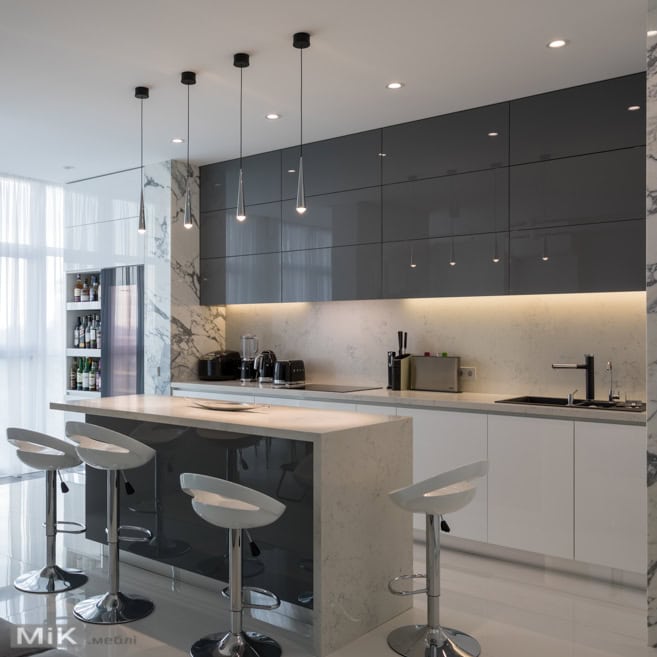 Острів із барними стільцями