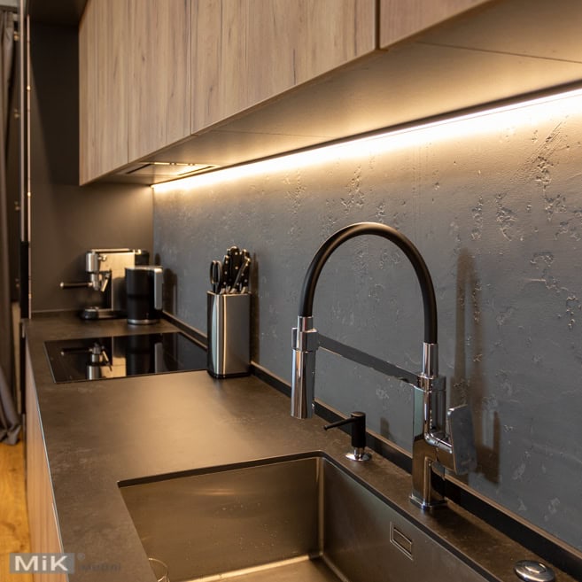 Мийка під стільницю на сучасній кухні