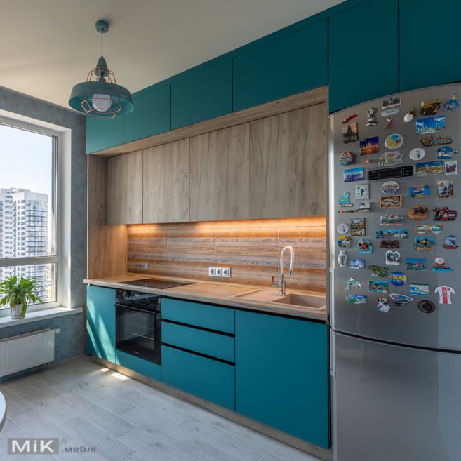 Кухонні меблі колір бірюза з деревом