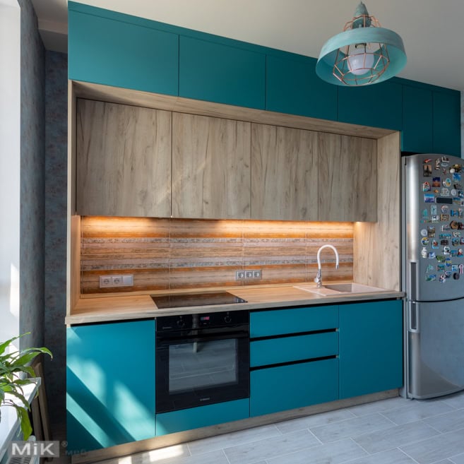 Бірюзова кухня під стелю