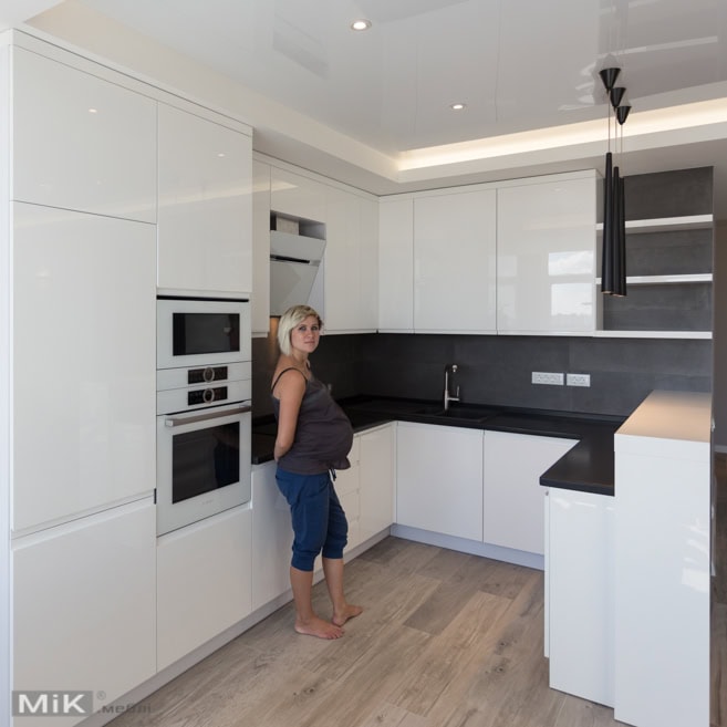 Білосніжні фасади на пеналах із побутовою технікою