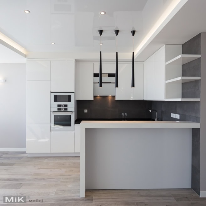 Чорний фартух на білому гарнітурі