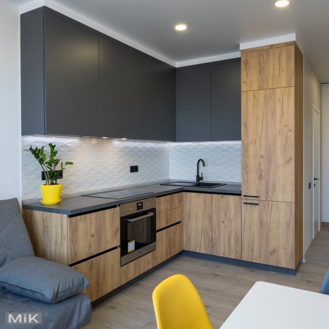 Дизайн кухні на замовлення з фасадом графіт і дуб