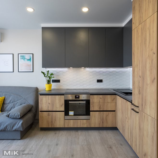 Кухонна студія з диваном і жовтою подушкою