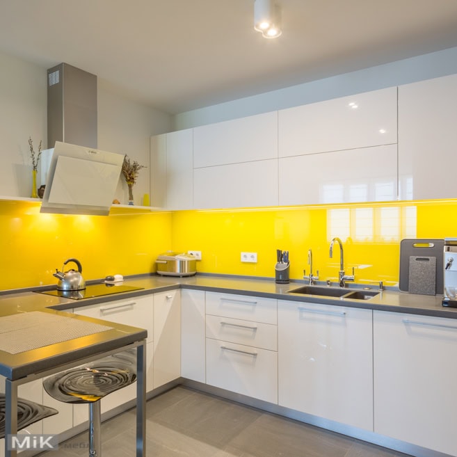 Жовте глянсове скло в інтер'єрі жовтого кольору