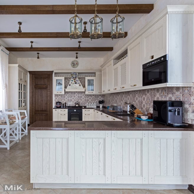 Величезна класична кухня