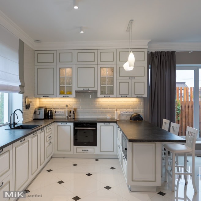 Білий МДФ з патиною золото в класиці