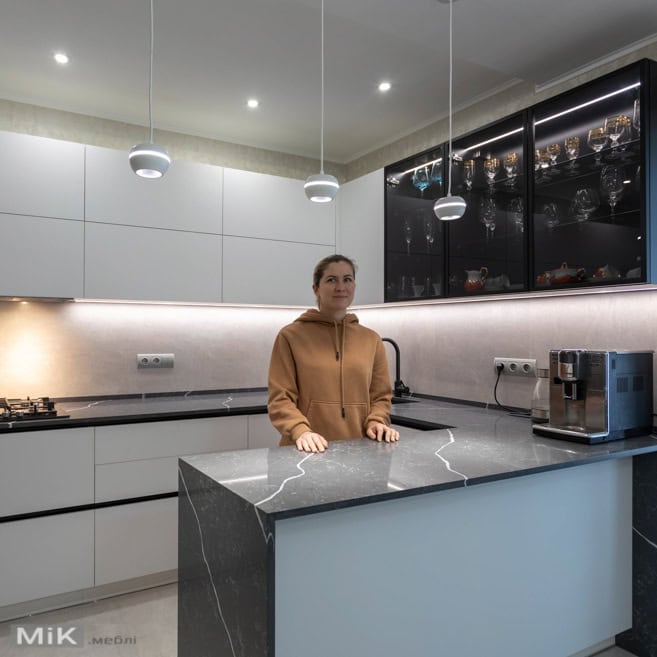 Дівчина за барною стійкою