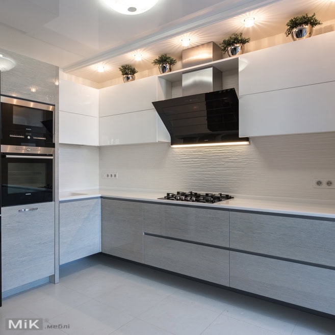 Шпоновані фасади в підвісних меблях для кухні