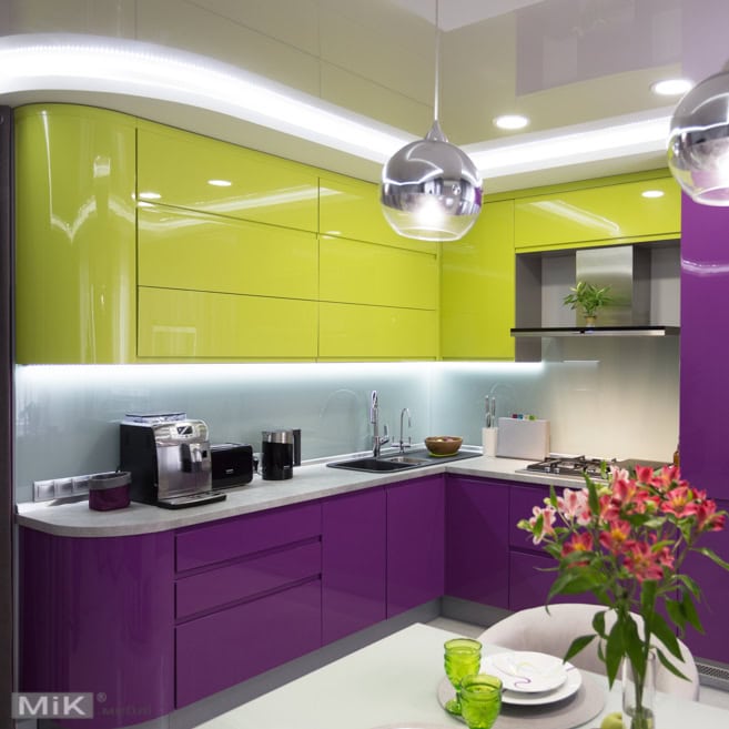 Кухня з яскравими фарбованими фасадами