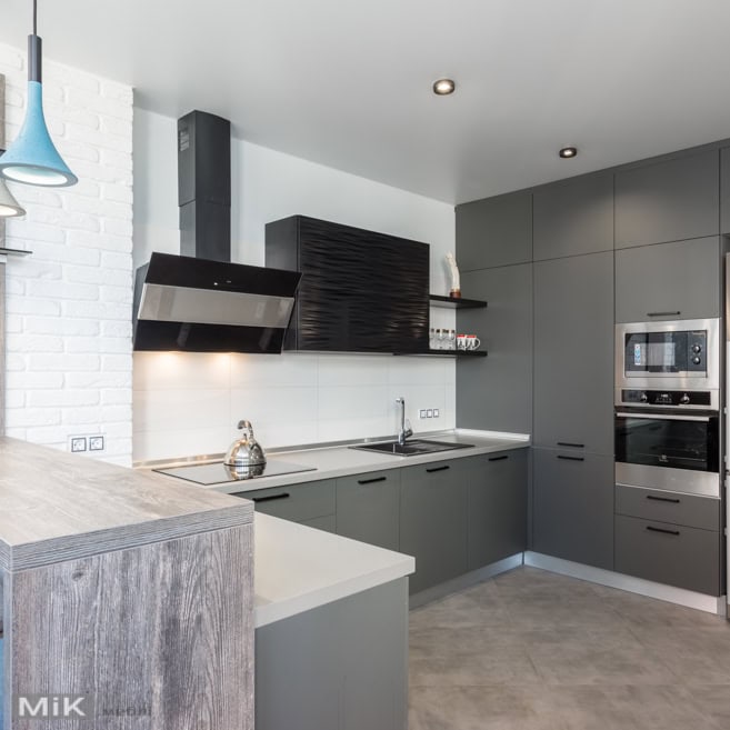 Сіра кухня з білою стільницею