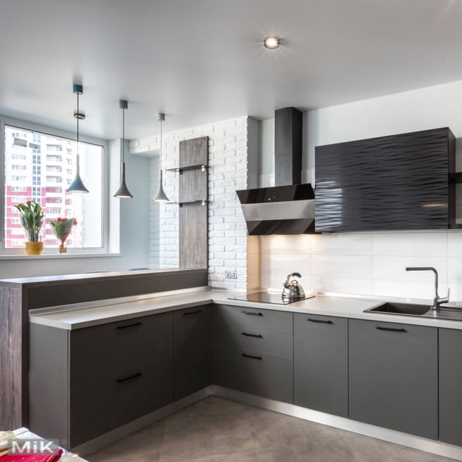 Кухня з барною стійкою під вікно