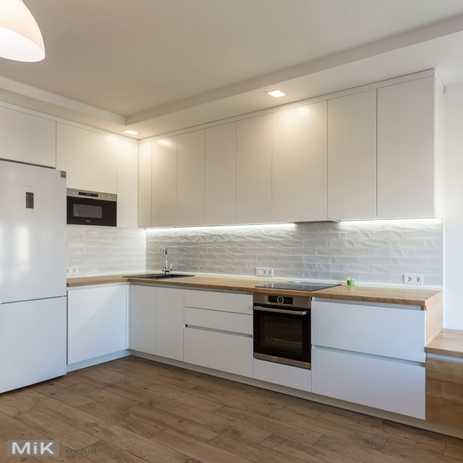 Дизай кухни білой під стелю 