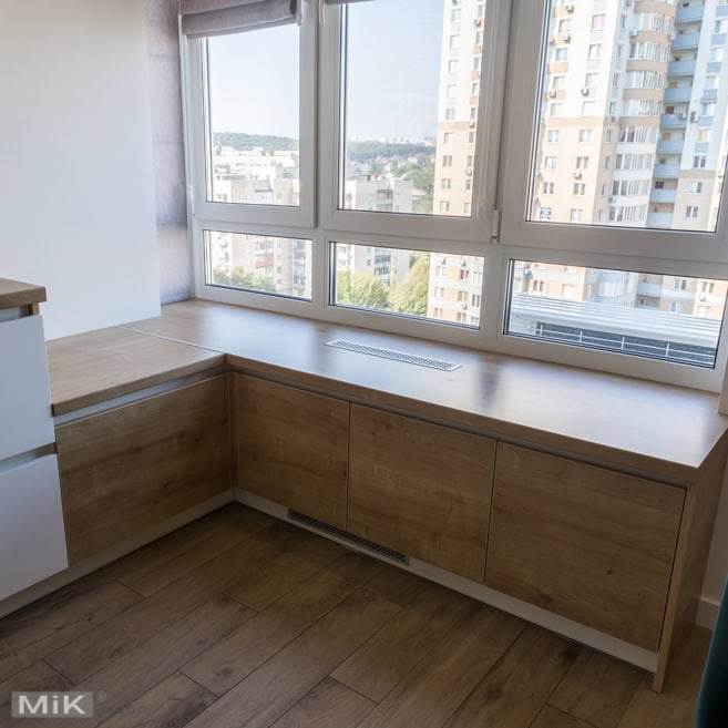 Кухня дерево під вікно