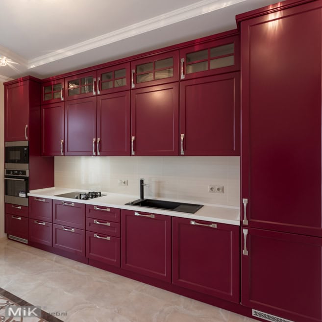 Пряма кухня бордового кольору