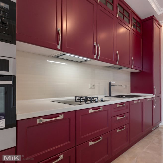 Бордова кухня в лінію