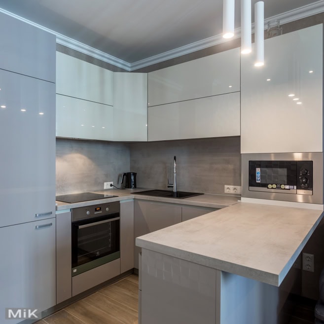 П-подібна серо-біла кухня