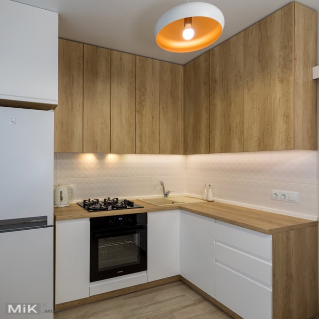 Кутова кухня під стелю на замовлення