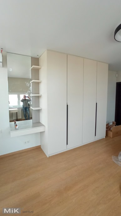 Розпашна шафа з поличками та дзеркалом