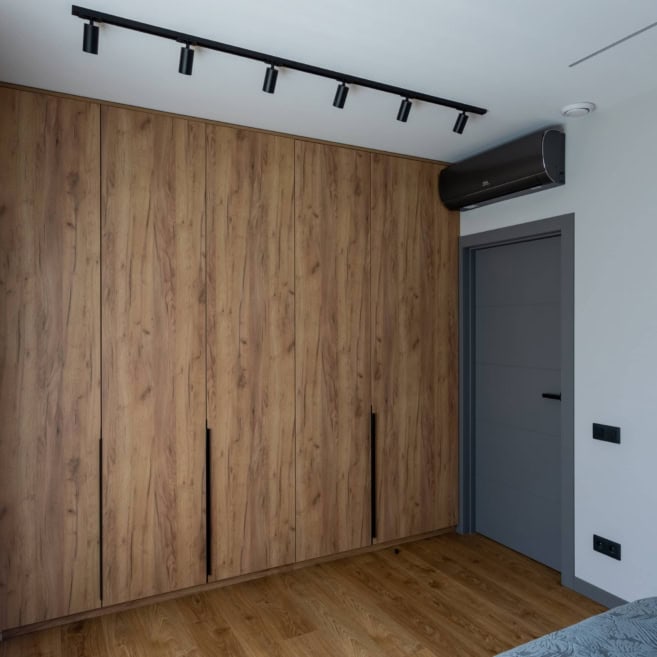 Распашные шкафы ДСП в спальне загородного дома