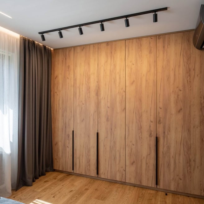 Распашные шкафы в нише спальни с подсветкой Распашные шкафы в нише спальни с подсветкой