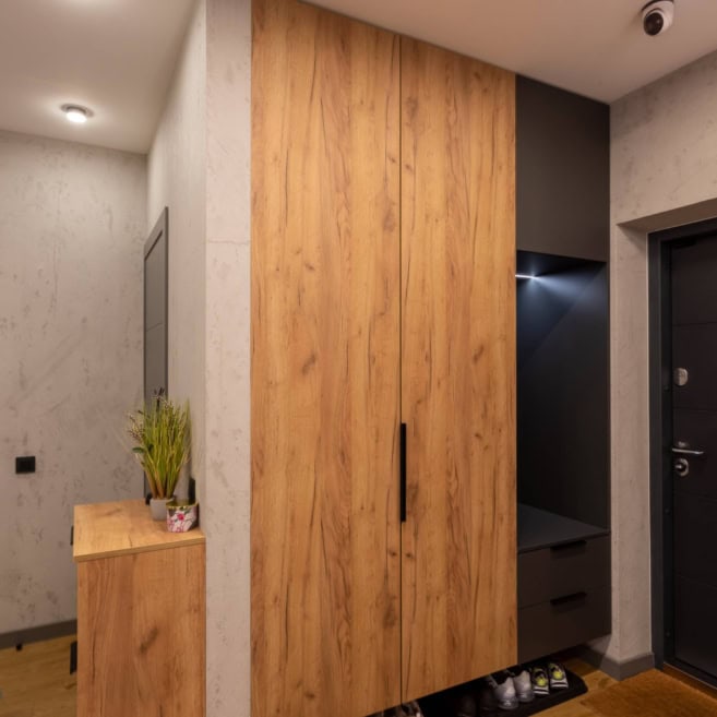 Распашные шкафы в прихожую дома Распашные шкафы смонтированы в нише прихожей загородного дома