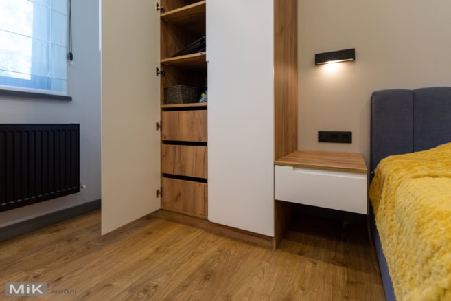 Распашной шкаф внутри ящики и полки