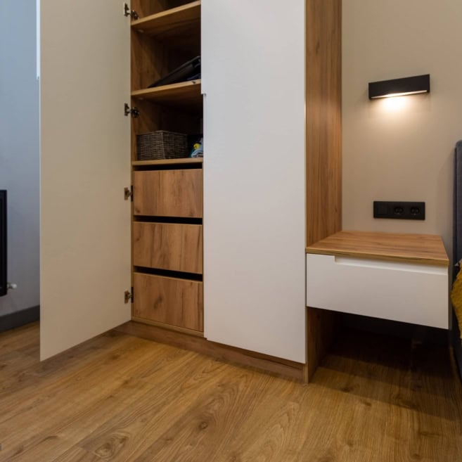 Распашной шкаф внутри ящики и полки