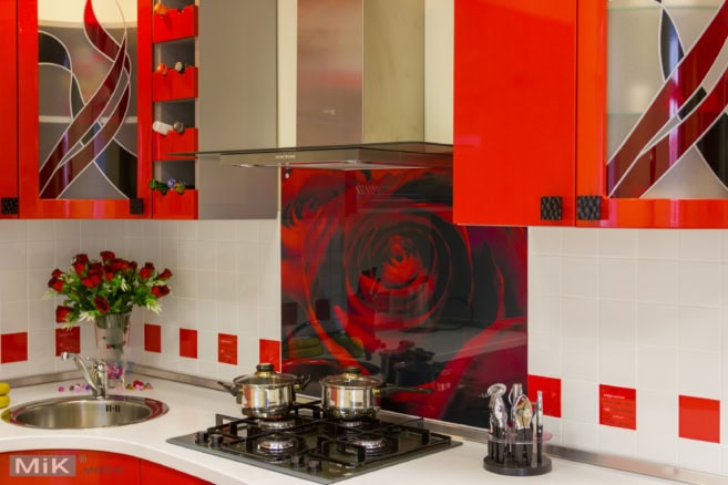 Скинали с красной розой Скинали с красной розой на фартуке кухни в салоне мебели