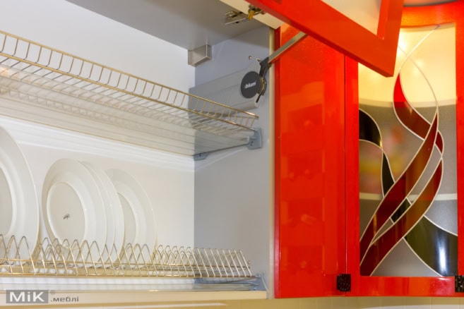 Сушка для посуды с системой aventos HF Blum Сушка для посуды с системой aventos HF Blum в красной кухне МДФ в салоне мебели